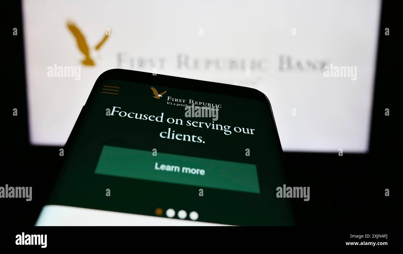 Stuttgart, Allemagne, 04-01-2023 : smartphone avec le site web de la société bancaire commerciale First Republic Bank sur l'écran devant le logo. Concentrez-vous sur Banque D'Images