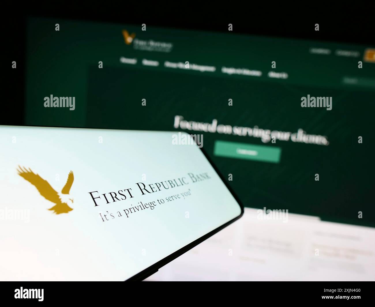 Stuttgart, Allemagne, 04-01-2023 : téléphone portable avec le logo de la société bancaire commerciale First Republic Bank sur l'écran devant le site Web. Concentrez-vous sur Banque D'Images
