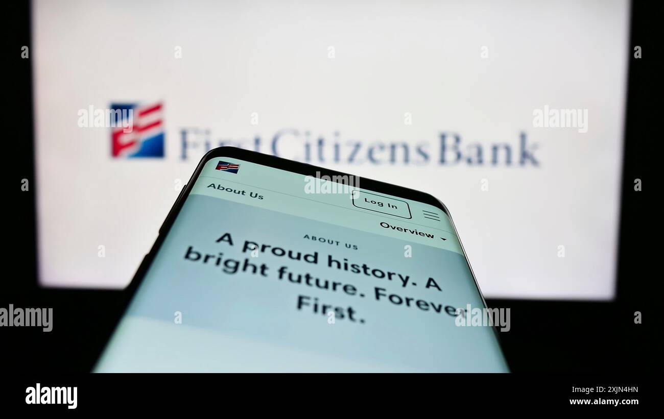 Stuttgart, Allemagne, 04-02-2023 : téléphone portable avec le site de la société financière américaine First Citizens Bank sur l'écran devant le logo de l'entreprise. Concentrez-vous sur Banque D'Images