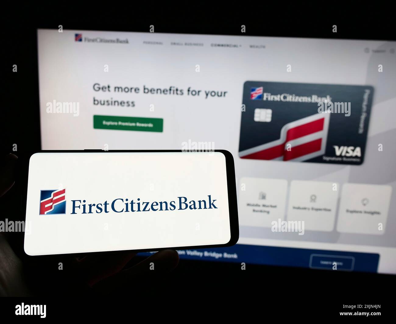 Stuttgart, Allemagne, 04-02-2023 : personne tenant un téléphone portable avec le logo de la société financière américaine First Citizens Bank sur l'écran devant le web Banque D'Images