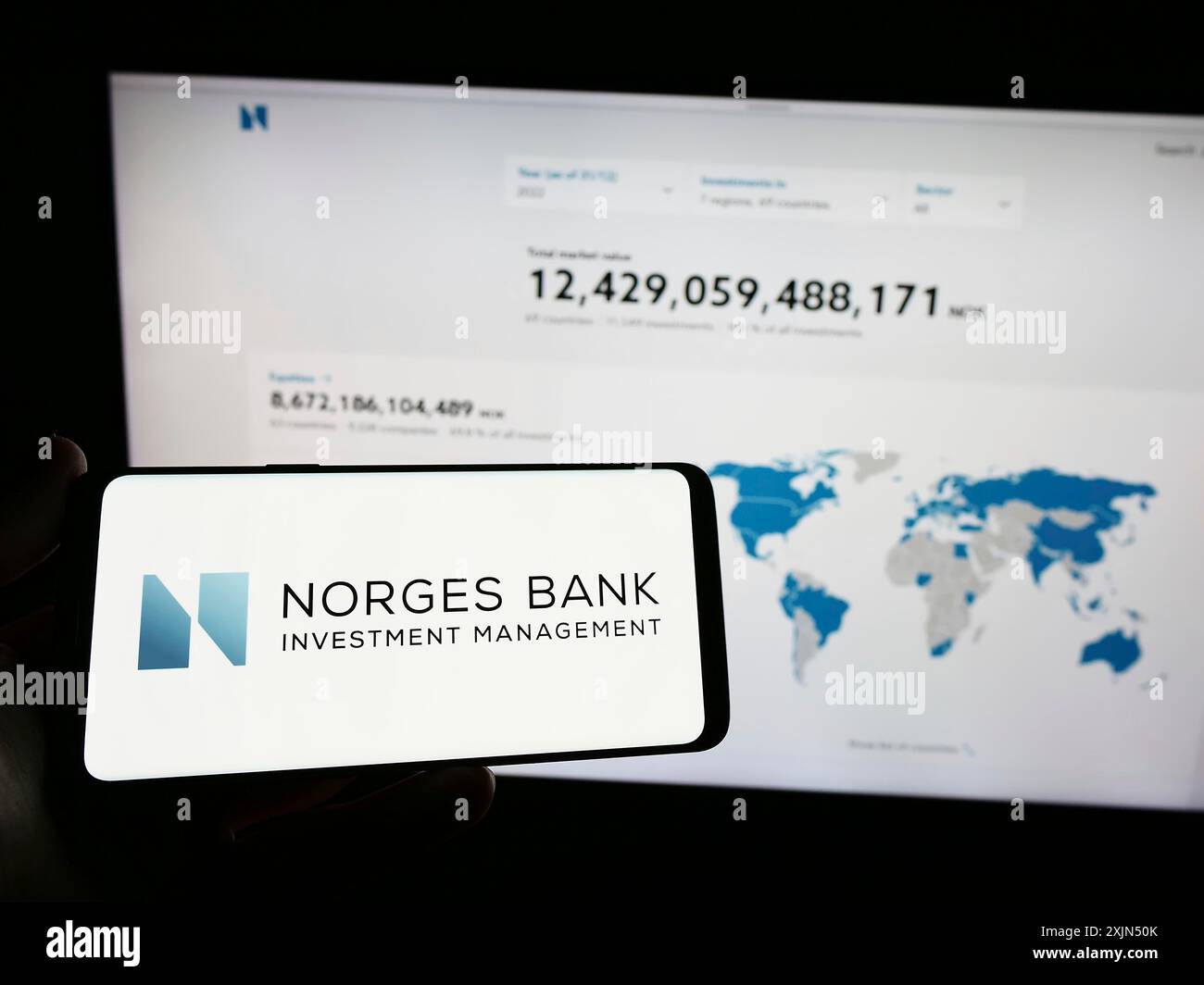 Stuttgart, Allemagne, 04-02-2023 : personne tenant un smartphone avec le logo de Norges Bank Investment Management (NBIM) sur l'écran devant le site Web. Mise au point Banque D'Images