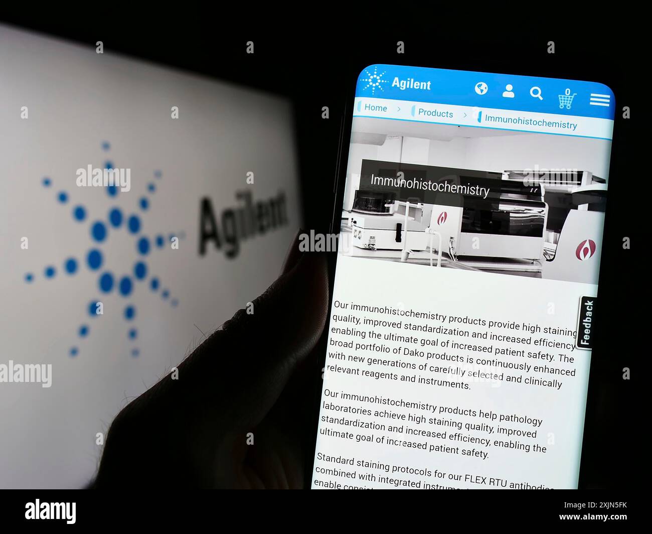 Stuttgart, Allemagne, 04-26-2023, personne tenant un téléphone portable avec la page web de la société américaine Agilent technologies Inc. sur l'écran devant le logo. Concentrez-vous sur Banque D'Images