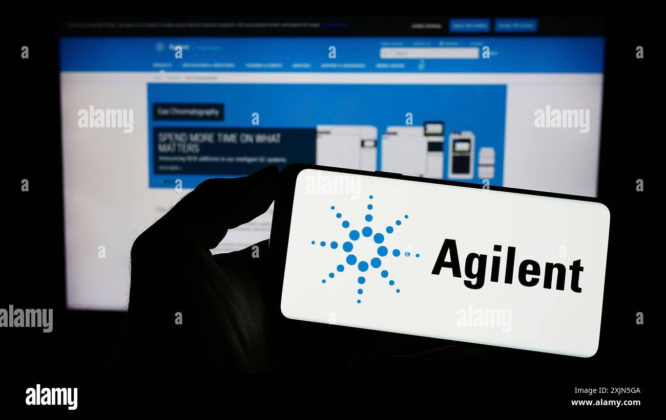 Stuttgart, Allemagne, 04 26 2023 : personne tenant un smartphone avec le logo de la société américaine Agilent technologies Inc. sur l'écran devant le site Web. Concentrez-vous sur Banque D'Images