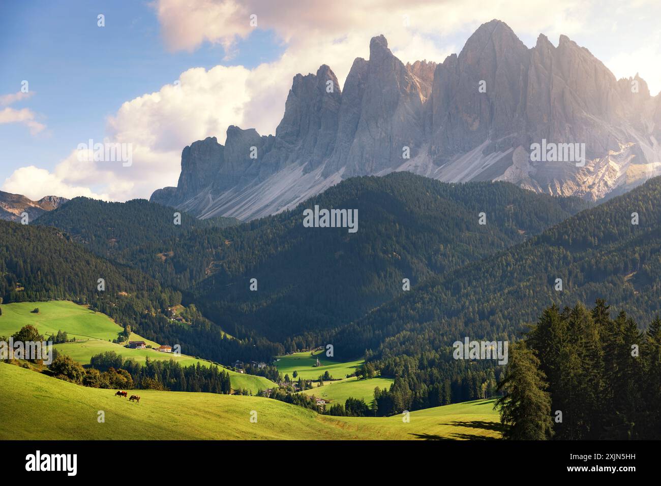 Funes Valley ou Villnösstal vue et la montagne Odle, Dolomites dans les Alpes italiennes. Tyrol du Sud, Italie Banque D'Images