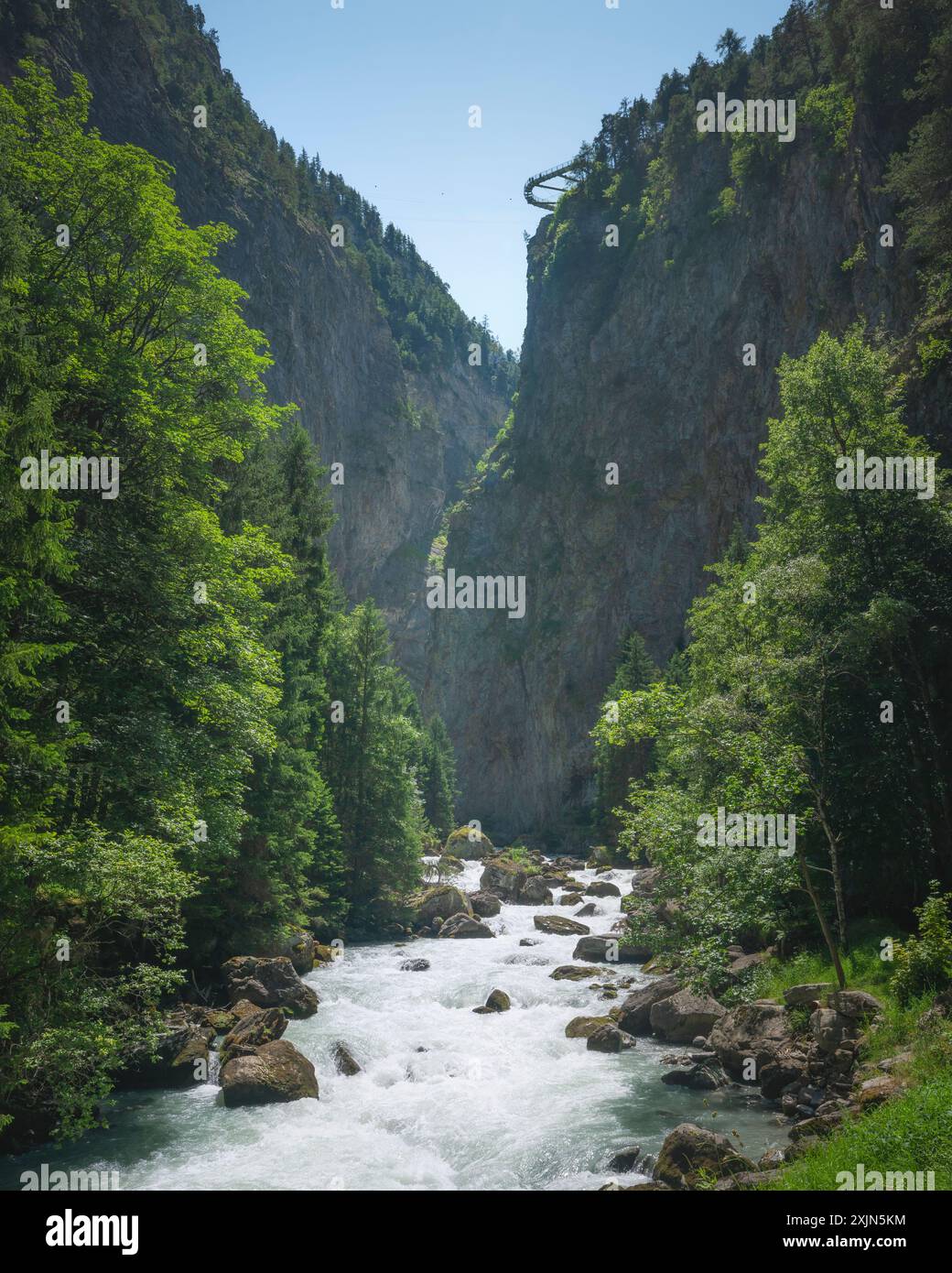 Le ruisseau dans l'Orrido du pré Saint Didier, une vue en été sur ce ravin profond de la vallée d'Aoste. Italie. Banque D'Images