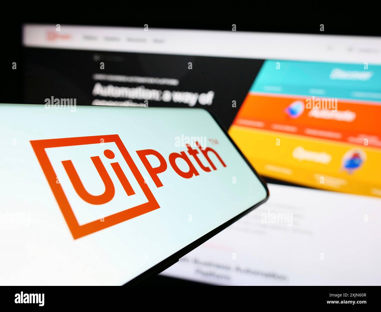 Stuttgart, Allemagne, 04-04-2023 : téléphone portable avec le logo de la société de logiciels d'automatisation UiPath Inc. sur l'écran devant le site Web de l'entreprise. Concentrez-vous sur Banque D'Images
