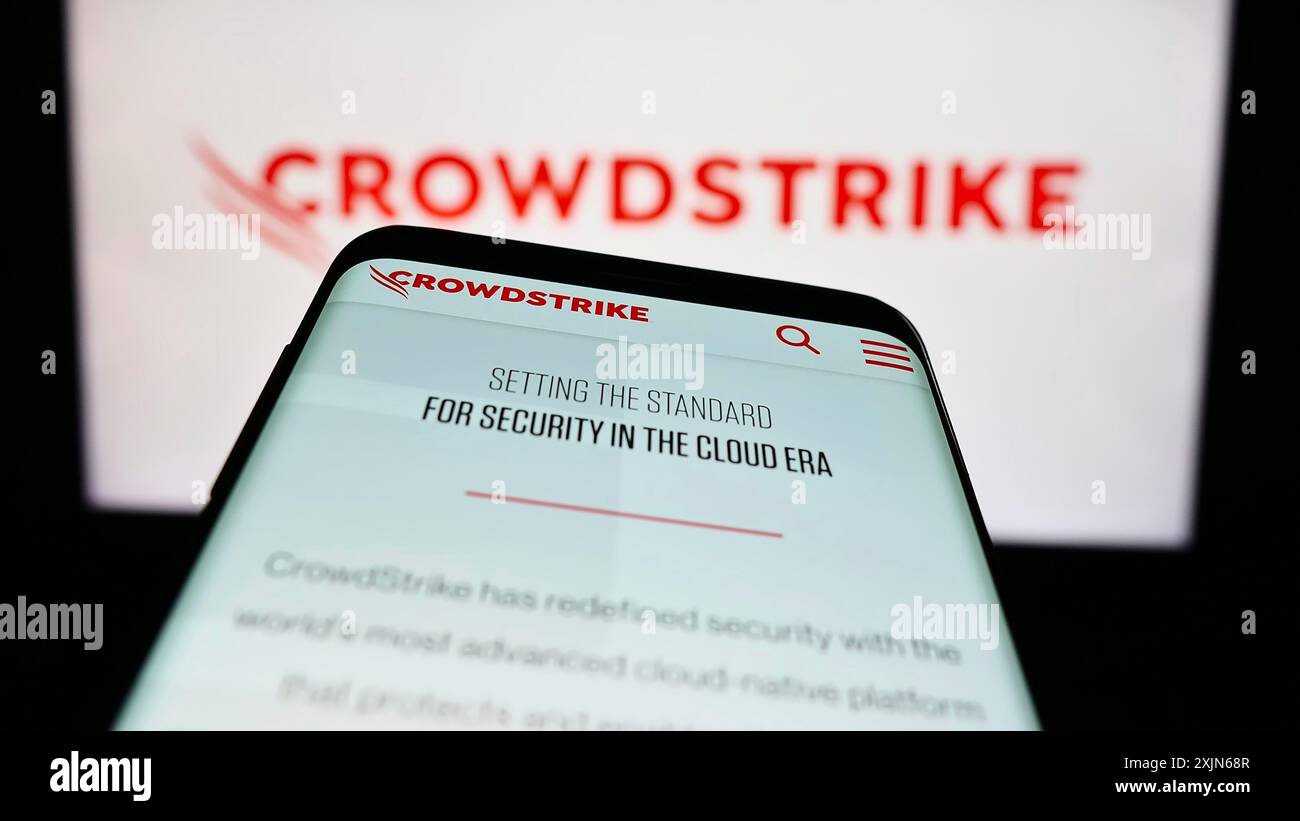 Stuttgart, Allemagne, 03-31-2023, téléphone portable avec le site web de la société de cybersécurité CrowdStrike Holdings Inc. sur l'écran devant le logo. Concentrez-vous sur Banque D'Images