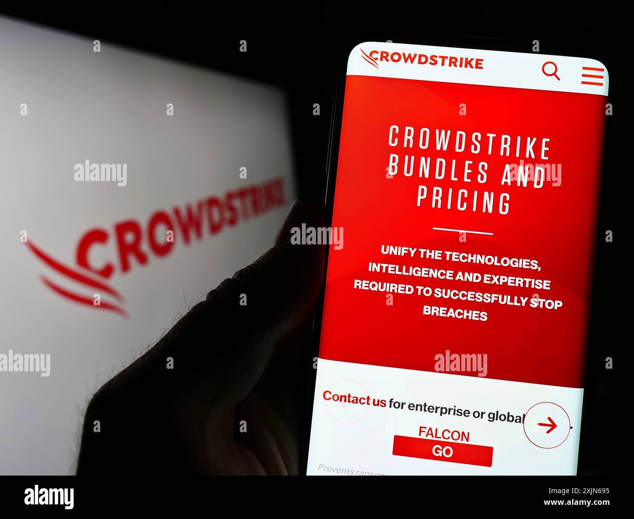 Stuttgart, Allemagne, 03-31-2023, personne tenant un téléphone portable avec la page web de la société de cybersécurité CrowdStrike Holdings Inc. sur l'écran avec le logo. Mise au point Banque D'Images