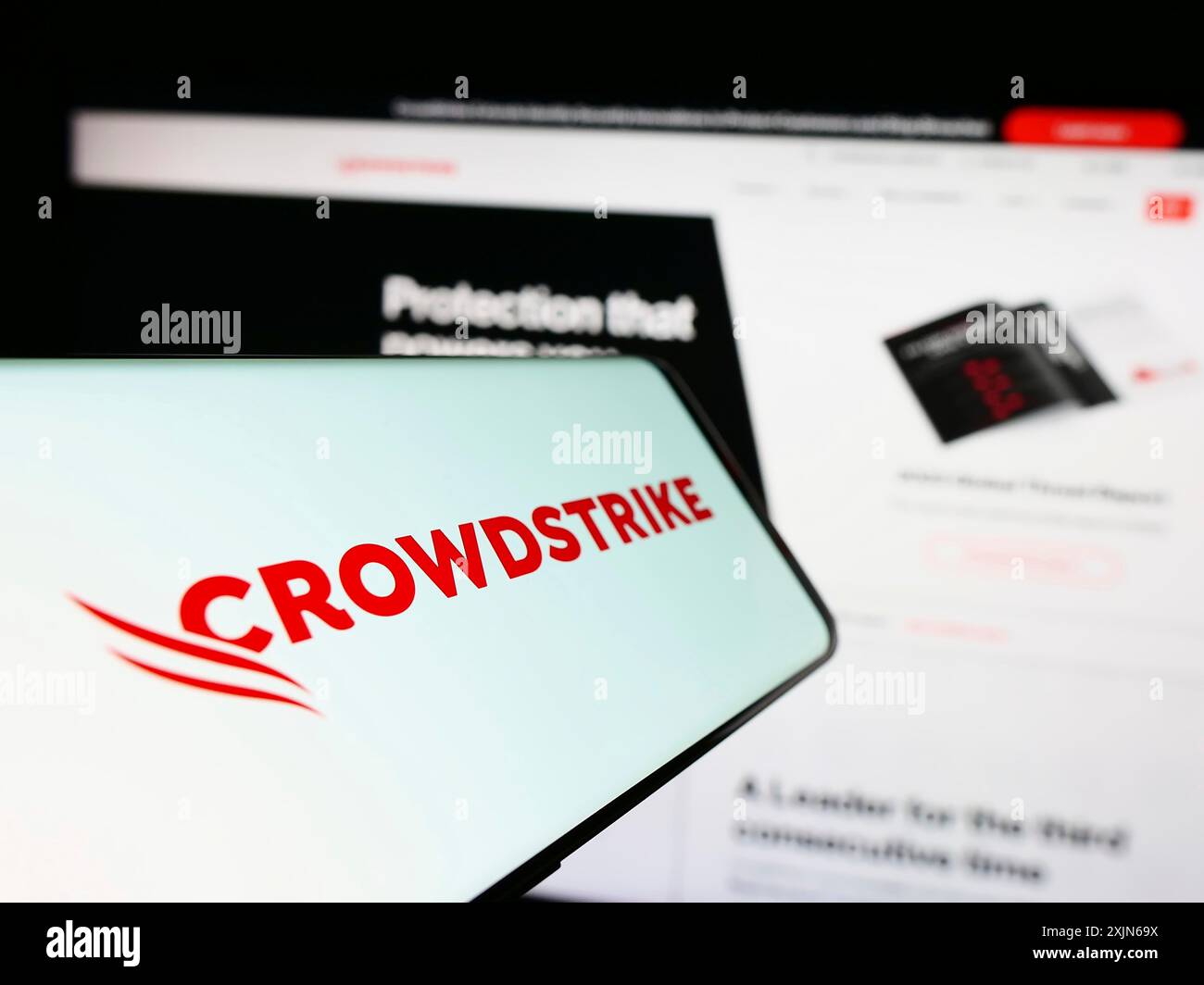 Stuttgart, Allemagne, 03-31-2023, smartphone avec le logo de la société de cybersécurité CrowdStrike Holdings Inc. sur l'écran devant le site Web de l'entreprise. Mise au point Banque D'Images