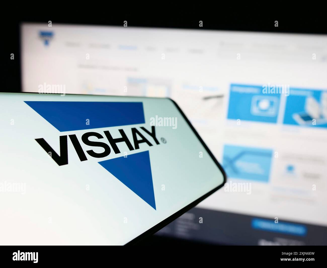 Stuttgart, Allemagne, 03-25-2023, téléphone portable avec le logo de la société américaine Vishay Intertechnology Inc. sur l'écran devant le site web. Concentrez-vous sur Banque D'Images