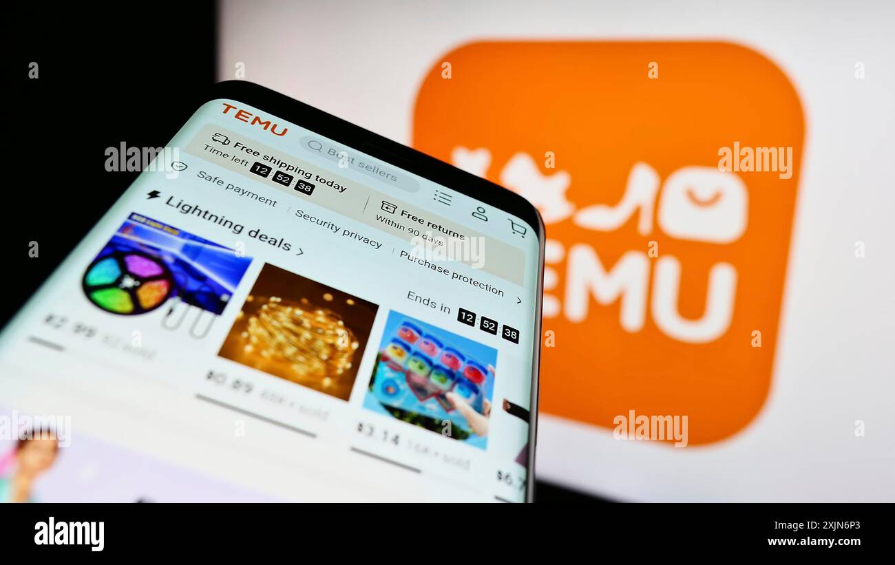 Stuttgart, Allemagne, 03-17-03 2023 : smartphone avec la page Web de la société américaine Temu de boutique en ligne sur l'écran devant le logo de l'entreprise. Concentrez-vous sur le coin supérieur gauche de Banque D'Images