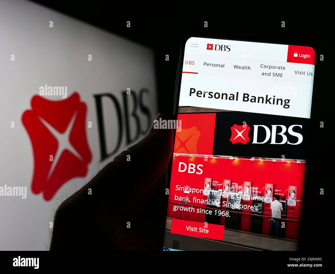 Stuttgart, Allemagne, 03-17-03 2023 : personne tenant un smartphone avec le site de la société financière singapourienne DBS Bank Limited sur l'écran avec logo. Mise au point Banque D'Images