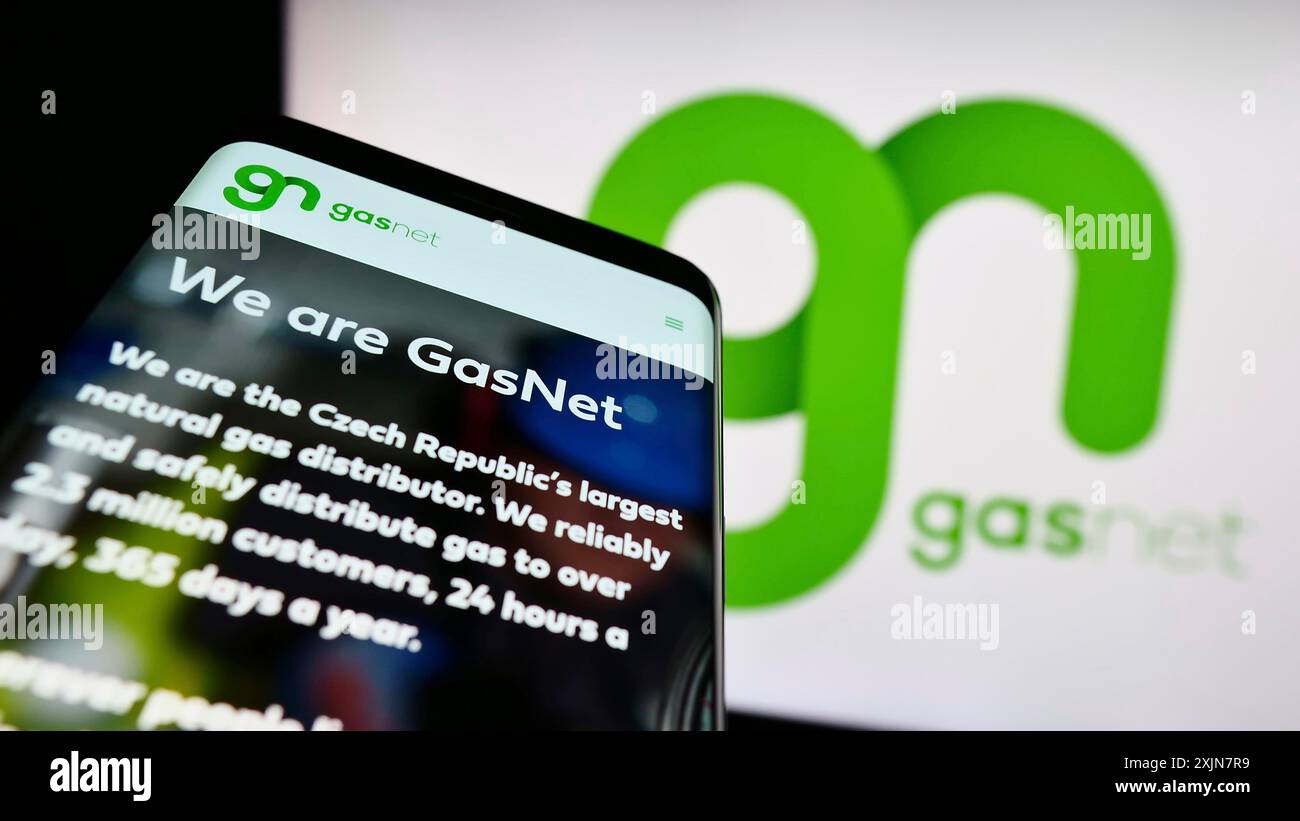 Stuttgart, Allemagne, 06-18-2023 : téléphone portable avec le site web de la société tchèque de distribution de gaz GasNet s.r.o sur l'écran devant le logo de l'entreprise. Mise au point Banque D'Images