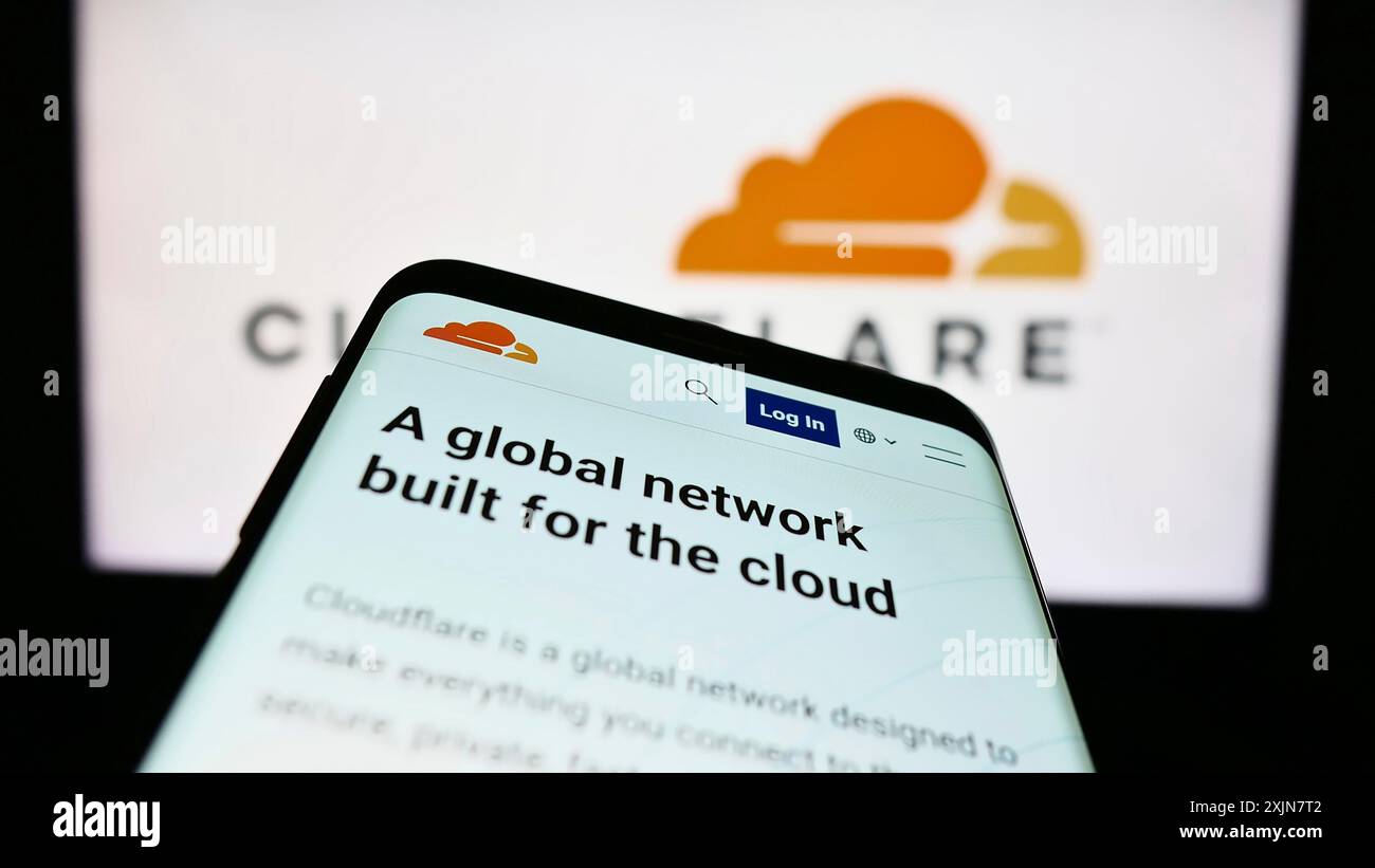 Stuttgart, Allemagne, 06-17-2023 : smartphone avec la page Web de la société américaine de TIC Cloudflare Inc sur l'écran devant le logo de l'entreprise. Concentrez-vous sur le coin supérieur gauche de Banque D'Images