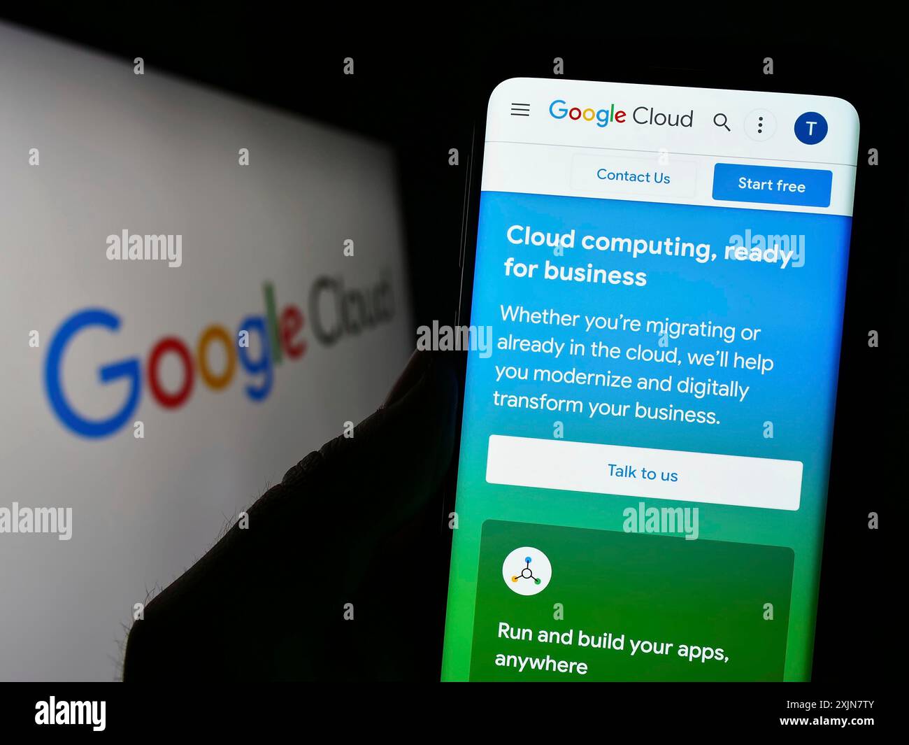 Stuttgart, Allemagne, 06-18-2023 : personne tenant un smartphone avec la page web des services informatiques Google Cloud Platform (GCP) sur l'écran avec le logo. Mise au point Banque D'Images