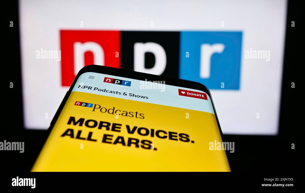 Stuttgart, Allemagne, 06-17-2023 : smartphone avec la page web de l'organisation médiatique National public Radio (NPR) sur l'écran devant le logo. Concentrez-vous sur Banque D'Images