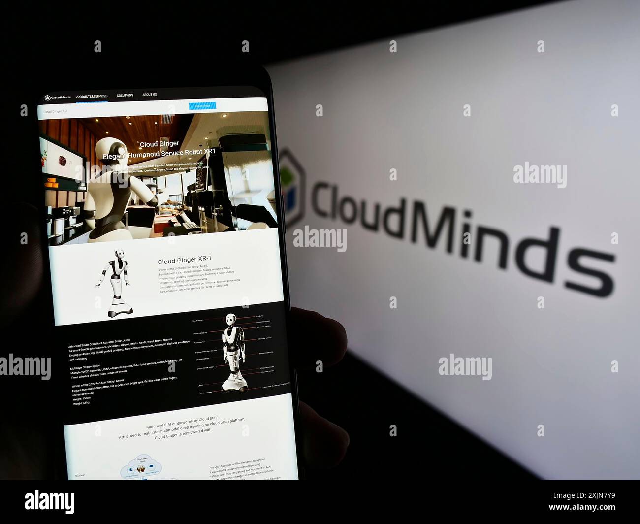 Stuttgart, Allemagne, 06-19-2023 : personne tenant le téléphone portable avec la page Web de la société de robotique CloudMinds Technology Inc. sur l'écran avec le logo. Concentrez-vous sur Banque D'Images