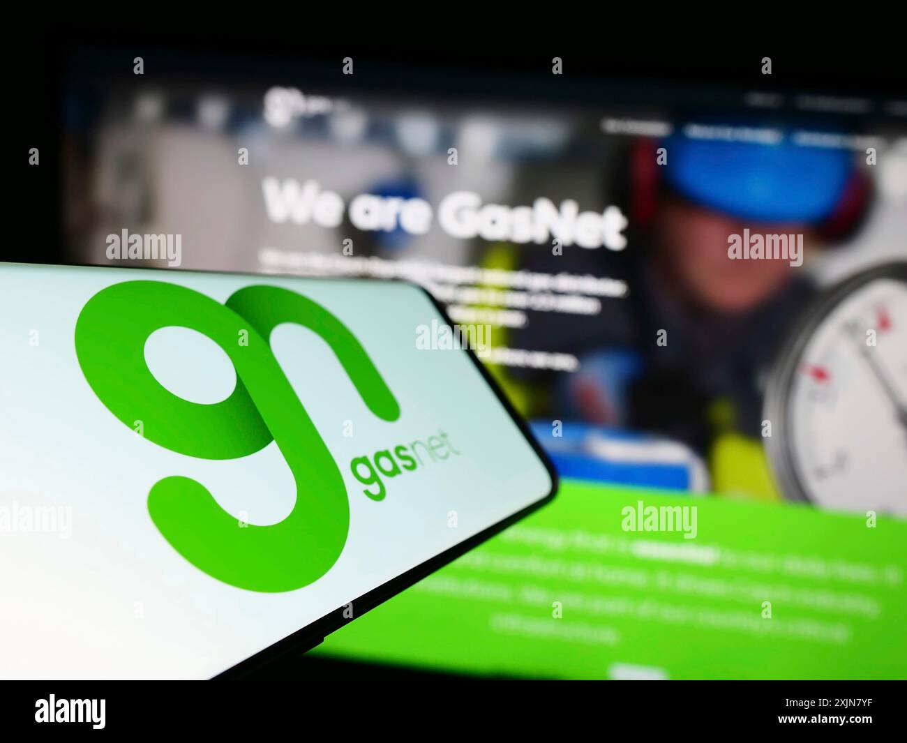Stuttgart, Allemagne, 06-18-2023 : smartphone avec le logo de la société tchèque de distribution de gaz GasNet sro sur l'écran devant le site Web de l'entreprise. Concentrez-vous sur Banque D'Images