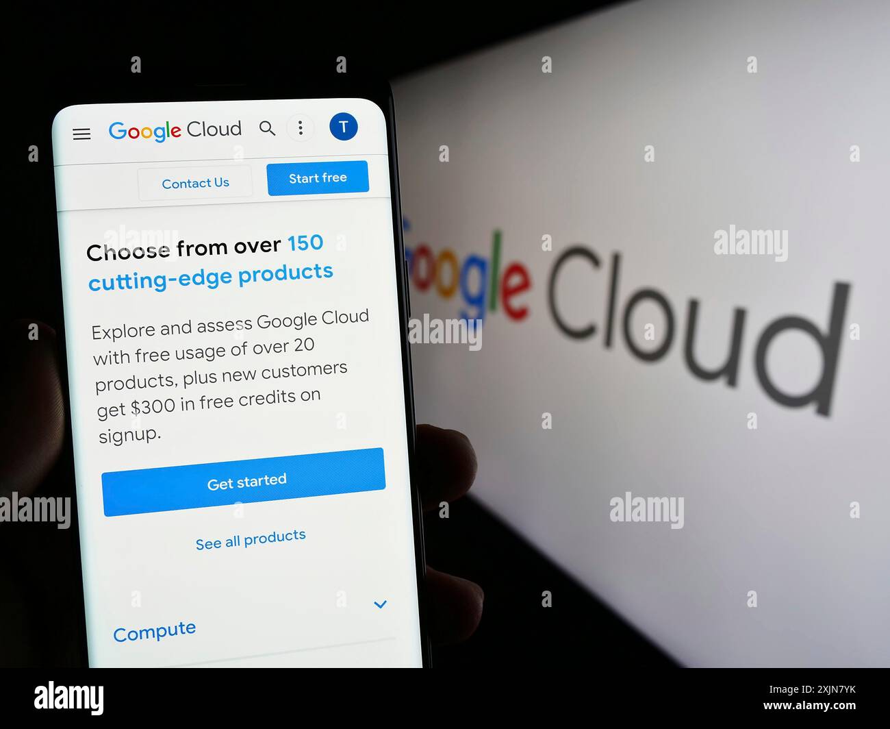 Stuttgart, Allemagne, 06-18-2023 : personne tenant un téléphone portable avec la page Web des services informatiques Google Cloud Platform (GCP) sur l'écran avec logo. Concentrez-vous sur Banque D'Images