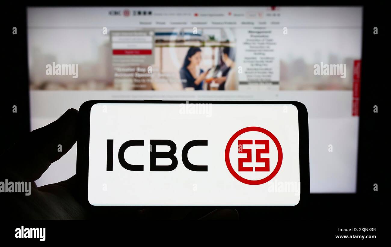 Stuttgart, Allemagne, 06-17-2023 : personne tenant un smartphone avec le logo de la société chinoise de services financiers ICBC sur l'écran devant le site Web. Mise au point Banque D'Images