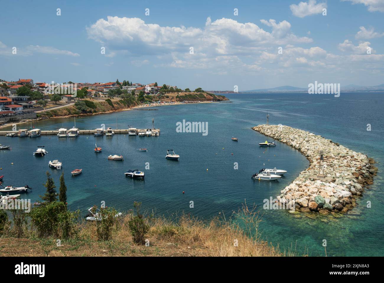 Plage et port de Nea Fokaia. Halkidiki, Grèce Banque D'Images