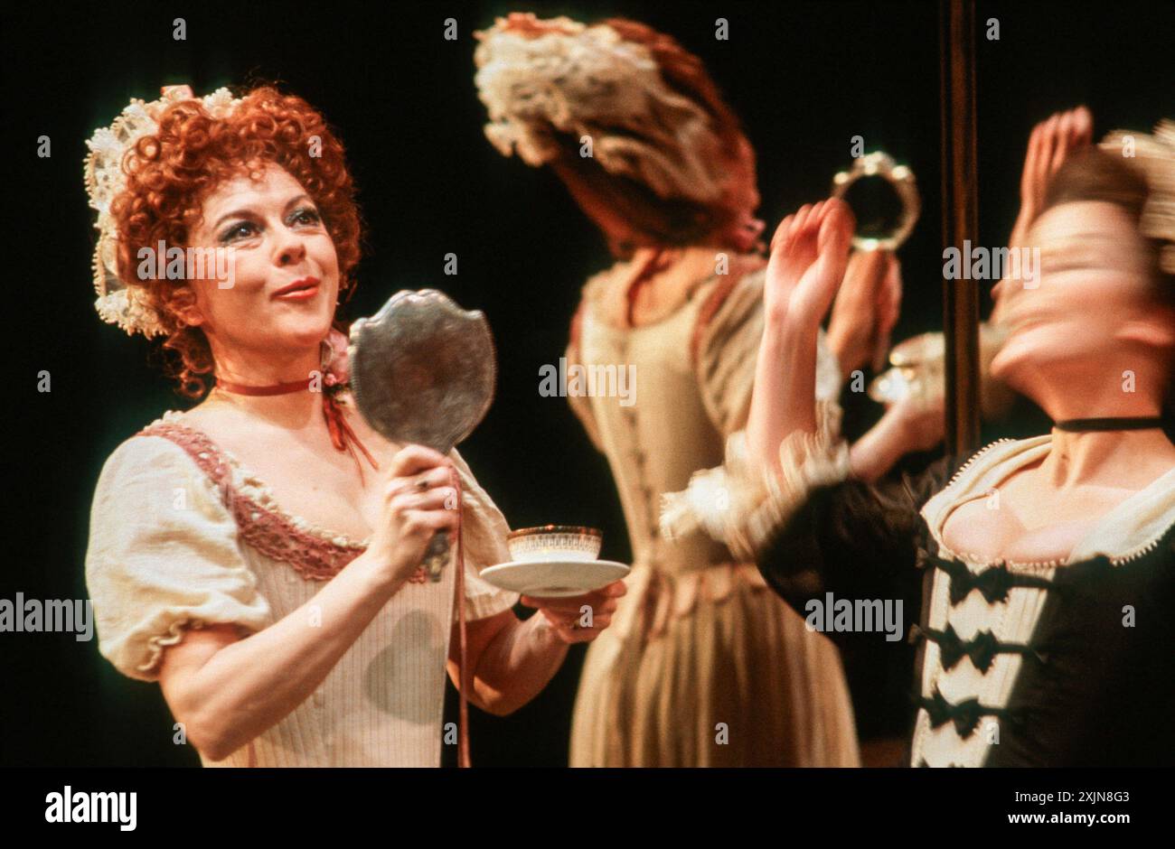 de gauche à droite : Dorothy Tutin (Lady Fancyfull), Brenda Blethyn (Madamoiselle - floue) dans THE PROVOK'd WIFE de Sir John Vanbrugh au Lyttelton Theatre, National Theatre (NT), Londres SE1 28/10/1980 design : Carl Toms éclairage : Robert Bryan réalisateur : Peter Wood Banque D'Images