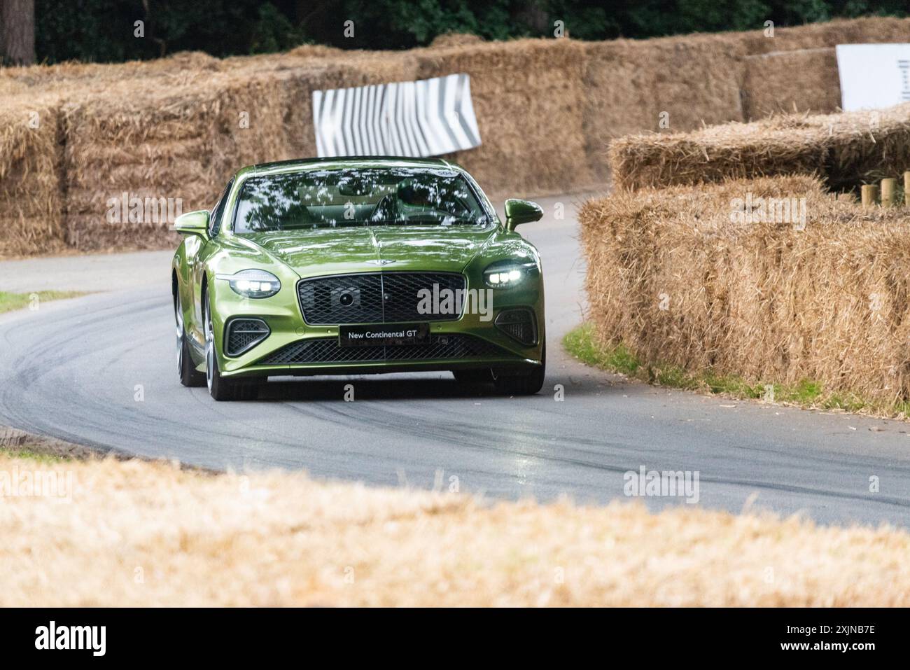 2024 voiture de luxe Bentley Continental GT gravissant la piste de montée de colline au Goodwood Festival of Speed 2024 Motorsport Event, Royaume-Uni Banque D'Images