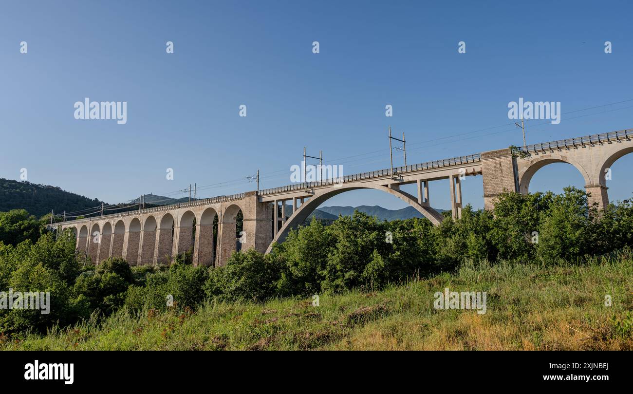 Isernia, Molise, Italie. Pont ferroviaire de Santo Spirito. Vue Banque D'Images