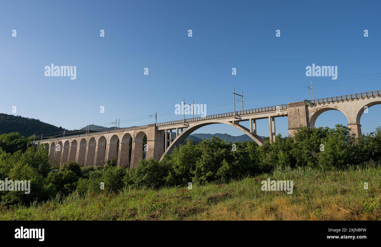 Isernia, Molise, Italie. Pont ferroviaire de Santo Spirito. Vue Banque D'Images