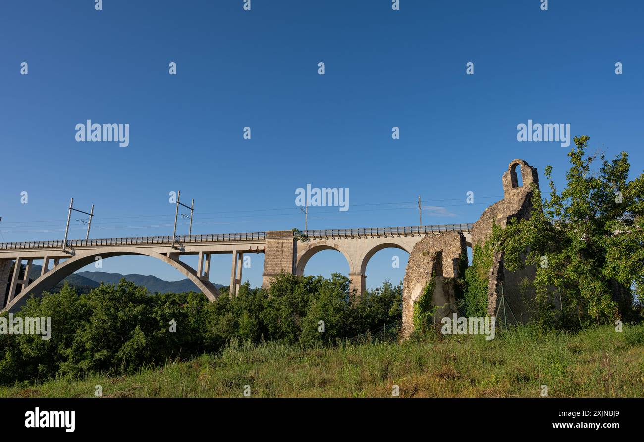 Isernia, Molise, Italie. Pont ferroviaire de Santo Spirito. Vue Banque D'Images