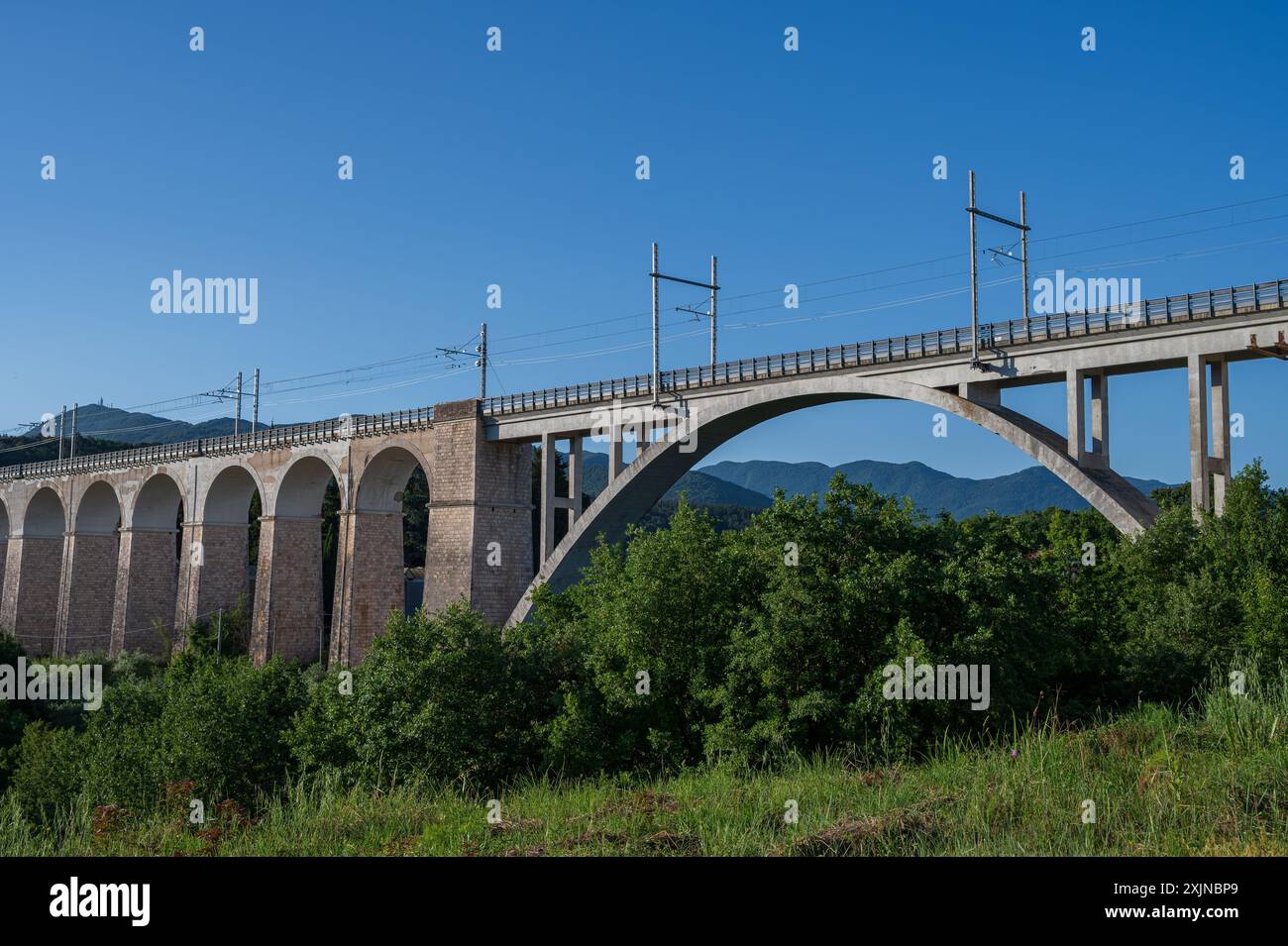 Isernia, Molise, Italie. Pont ferroviaire de Santo Spirito. Vue Banque D'Images
