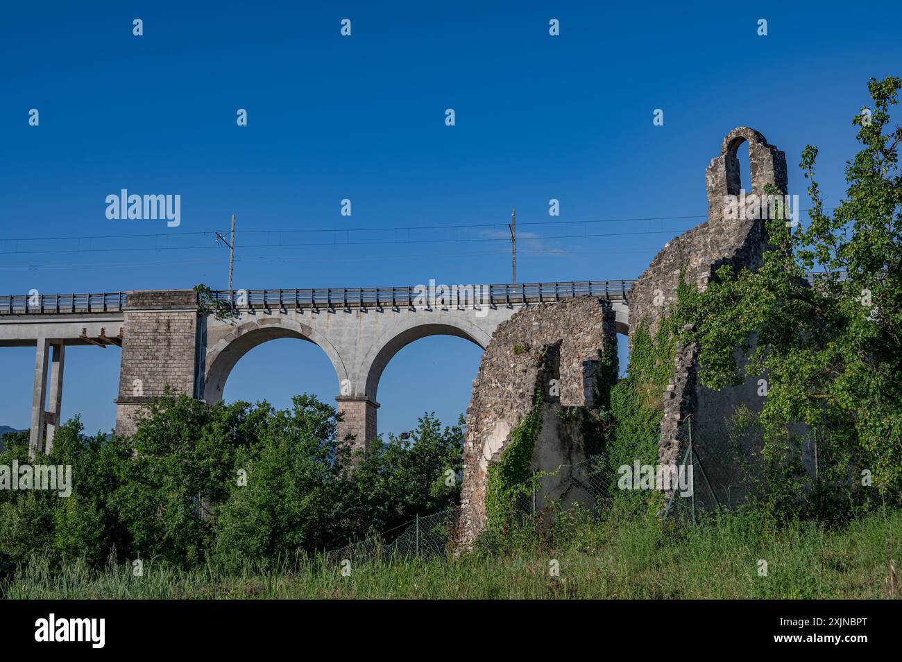Isernia, Molise, Italie. Pont ferroviaire de Santo Spirito. Vue Banque D'Images