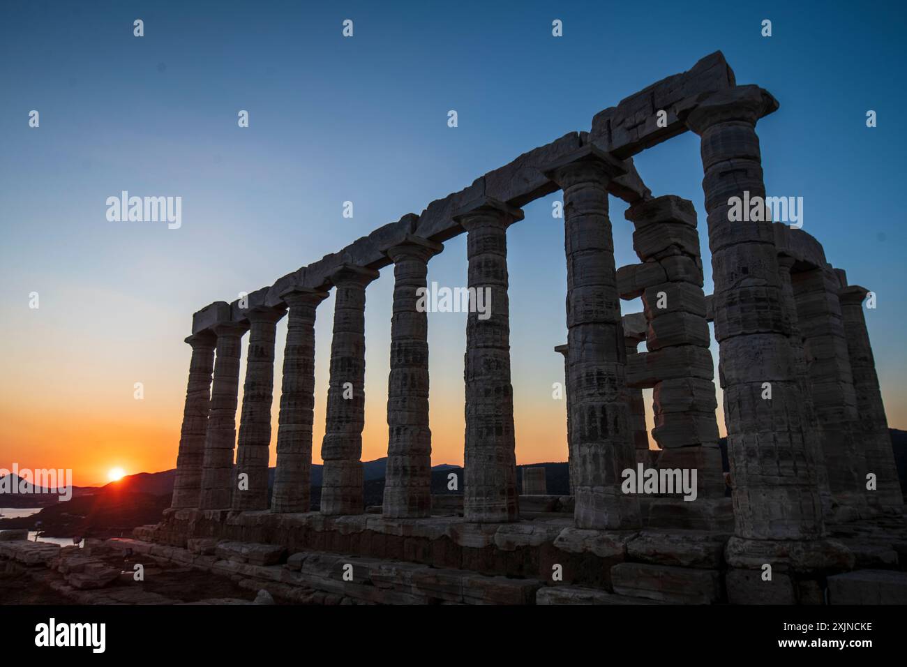 Cap Sounion : coucher de soleil au Temple de Poséidon. Grèce. Banque D'Images