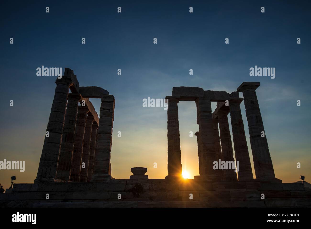 Cap Sounion : coucher de soleil au Temple de Poséidon. Grèce. Banque D'Images