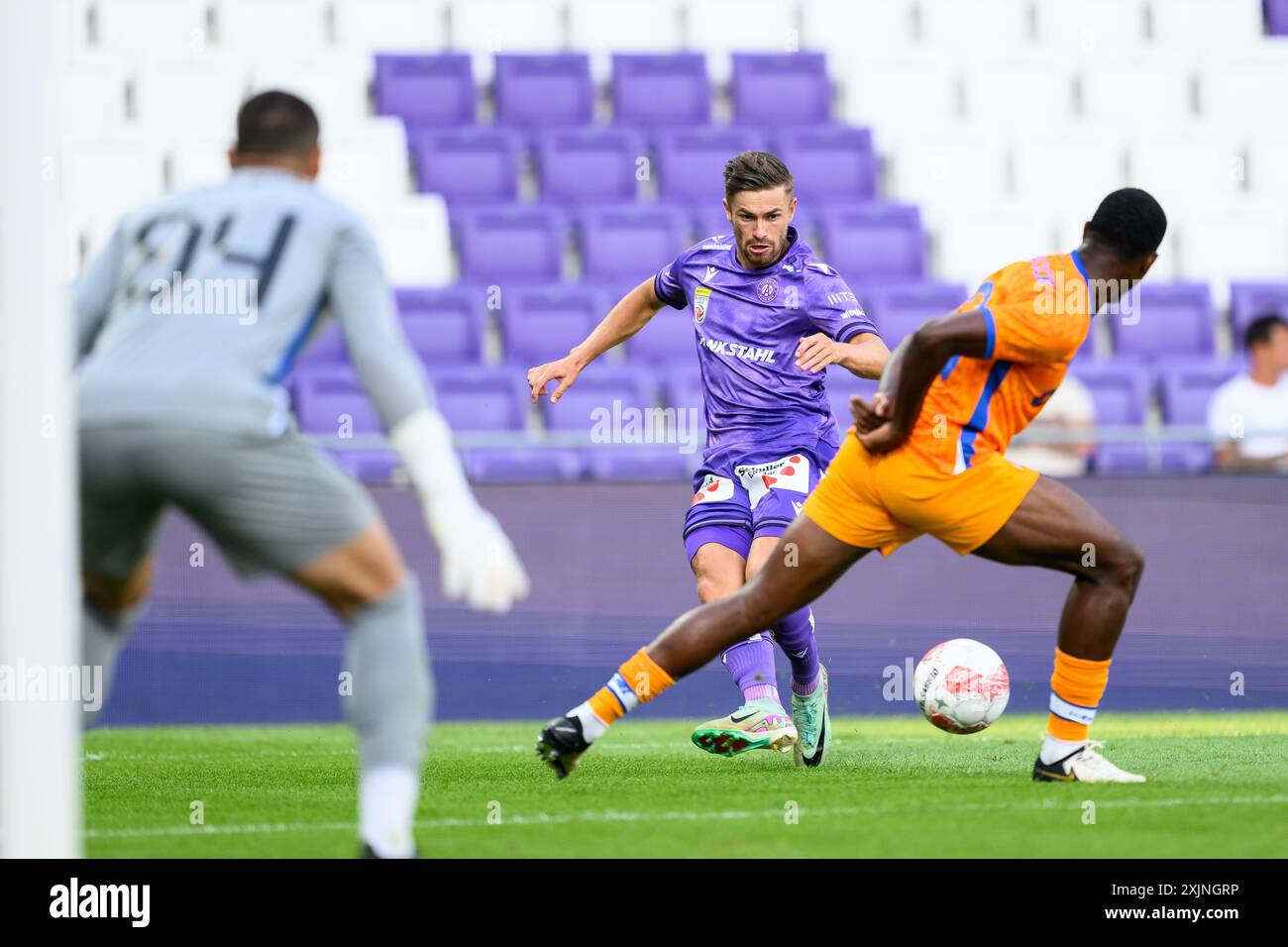 ABD0086 20240719 - WIEN - Österreich : Andreas Gruber (FK Austria Wien) und Otavio (FC Porto) am Freitag, 19. Juillet 2024, während eines Testspieles zwischen FK Austria Wien und FC Porto in Wien. - FOTO : APA/MAX SLOVENCIK - 20240719 PD10981 crédit : APA-PictureDesk/Alamy Live News Banque D'Images