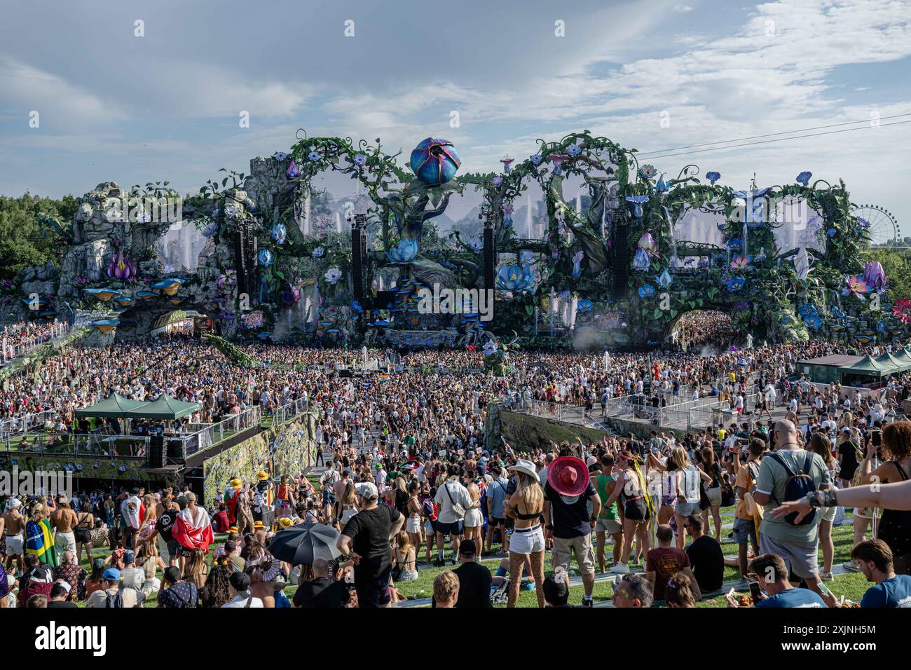 Boom, Belgique. 19 juillet 2024. La scène principale du festival est vue lors de la première journée du festival de musique électronique Tomorrowland, vendredi 19 juillet 2024, à Boom. Le premier week-end de la 18ème édition du festival a lieu sur le terrain 'de Schorre' à Boom, du 19 au 21 juillet. BELGA PHOTO JONAS ROOSENS crédit : Belga News Agency/Alamy Live News Banque D'Images