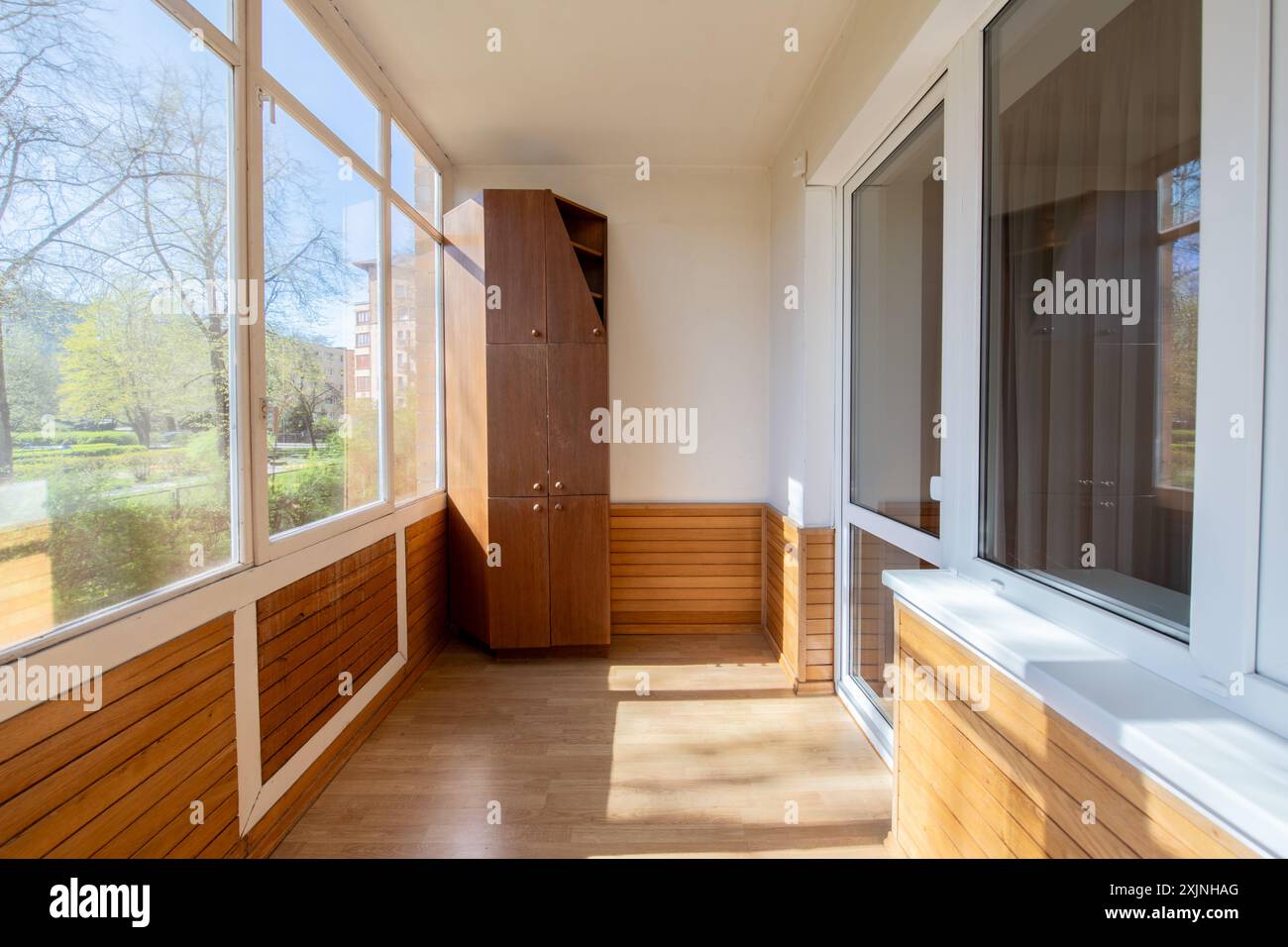 Home intérieur de balcon confortable avec des murs en bois. Lumière du soleil. Banque D'Images