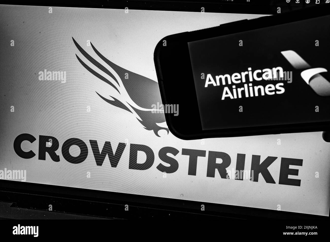 Internet, États-Unis. 19 juillet 2024. Logo CloudStrike avec logo American Airlines. CrowdStrike, une entreprise leader dans le domaine de la cybersécurité, a récemment connu d'importantes pannes affectant ses services. Ces interruptions ont eu un impact sur la capacité de l'entreprise à fournir une protection ininterrompue des terminaux et une détection des menaces à ses clients, et ont causé des retards de vol et des pannes aux équipes Microsoft. Les pannes ont soulevé des inquiétudes parmi les utilisateurs quant à la fiabilité et à la résilience de l'infrastructure de CrowdStrike. PDG George Kurtz a publiquement reconnu les problèmes, soulignant que le co Banque D'Images
