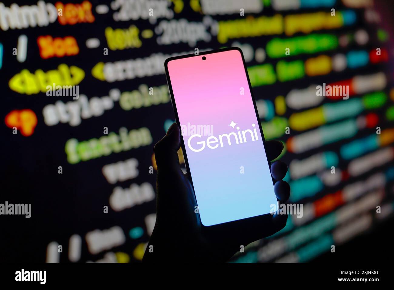 Dans cette illustration photo, le logo Google Gemini est affiché sur l'écran d'un smartphone. Banque D'Images