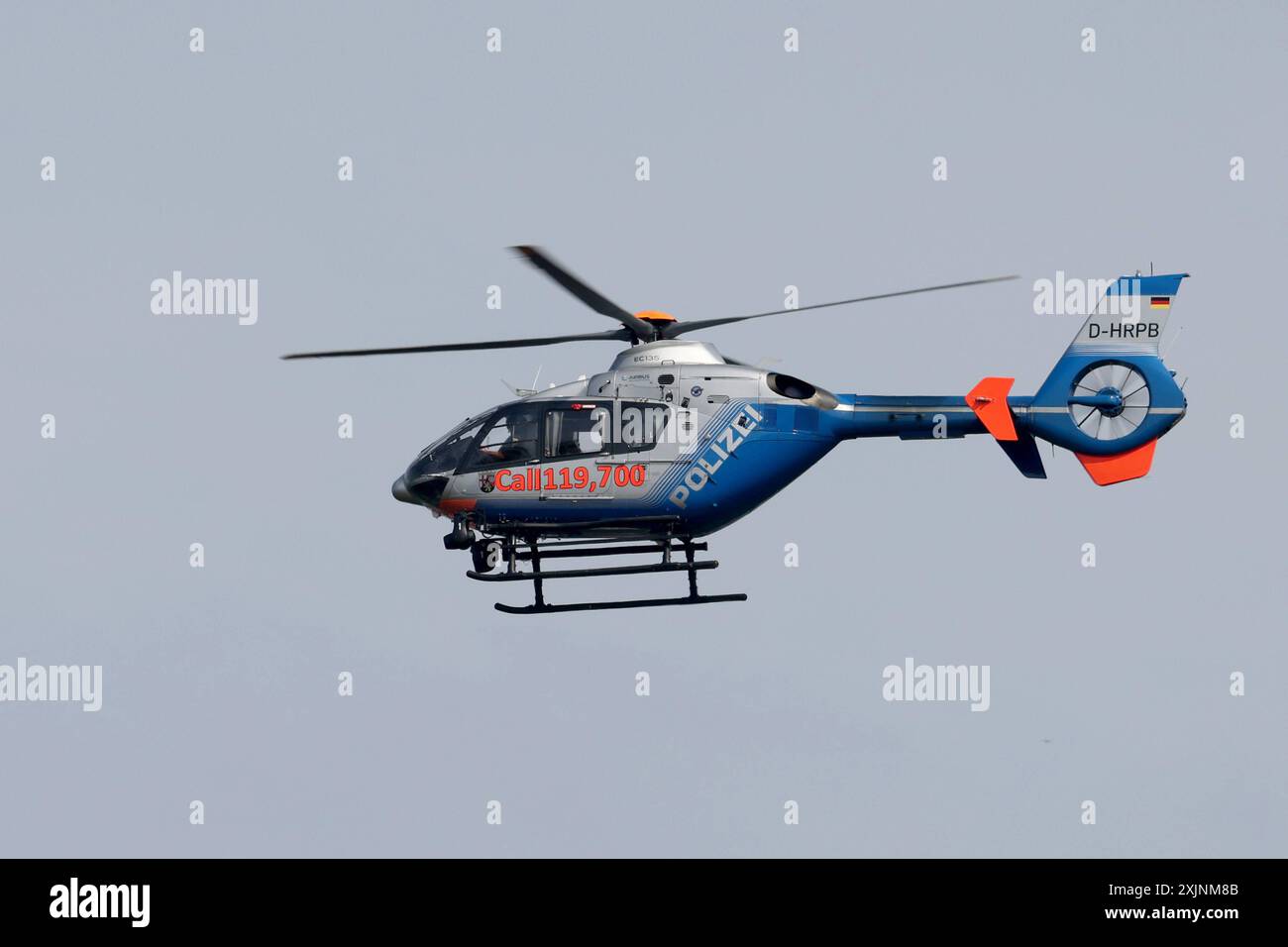 Ein Hubschrauber der Polizei, Airbus Helicopters EC-135P-2, Kennung d-HRPB fliegt ueber über den Flughafen Frankfurt am Flughafen Frankfurt am 19.07.2024 in Frankfurt am/Deutschland. *** Un hélicoptère de police, Airbus Helicopters EC 135P 2 , immatriculation d HRPB survole Frankfurt a M Airport Frankfurt a M Airport le 19 07 2024 à Frankfurt a M Germany Banque D'Images