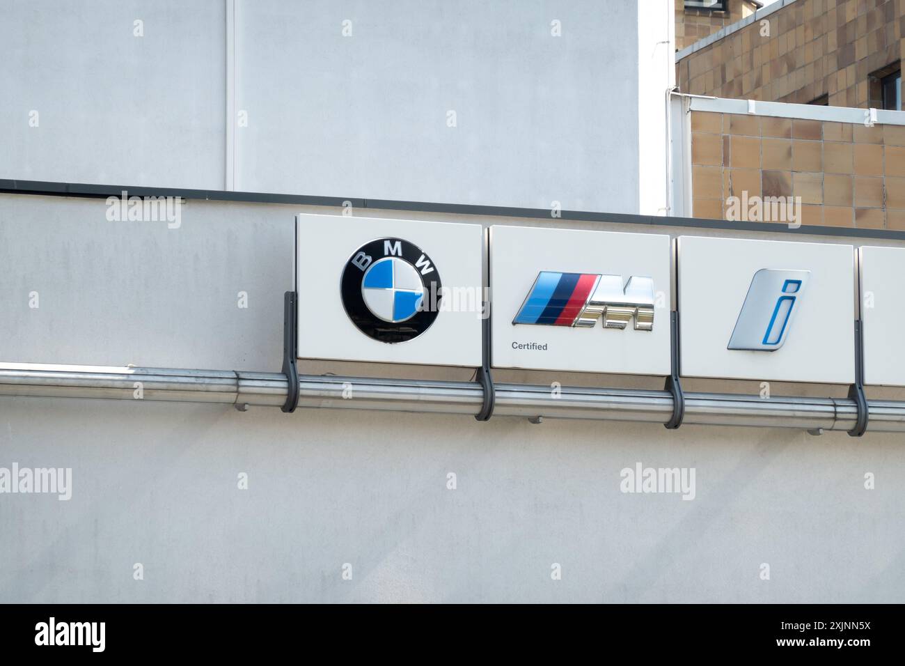 OSTRAVA, RÉPUBLIQUE TCHÈQUE - 13 SEPTEMBRE 2023 : logo de la marque allemande BMW sur le concessionnaire automobile avec bannières M et i. Banque D'Images