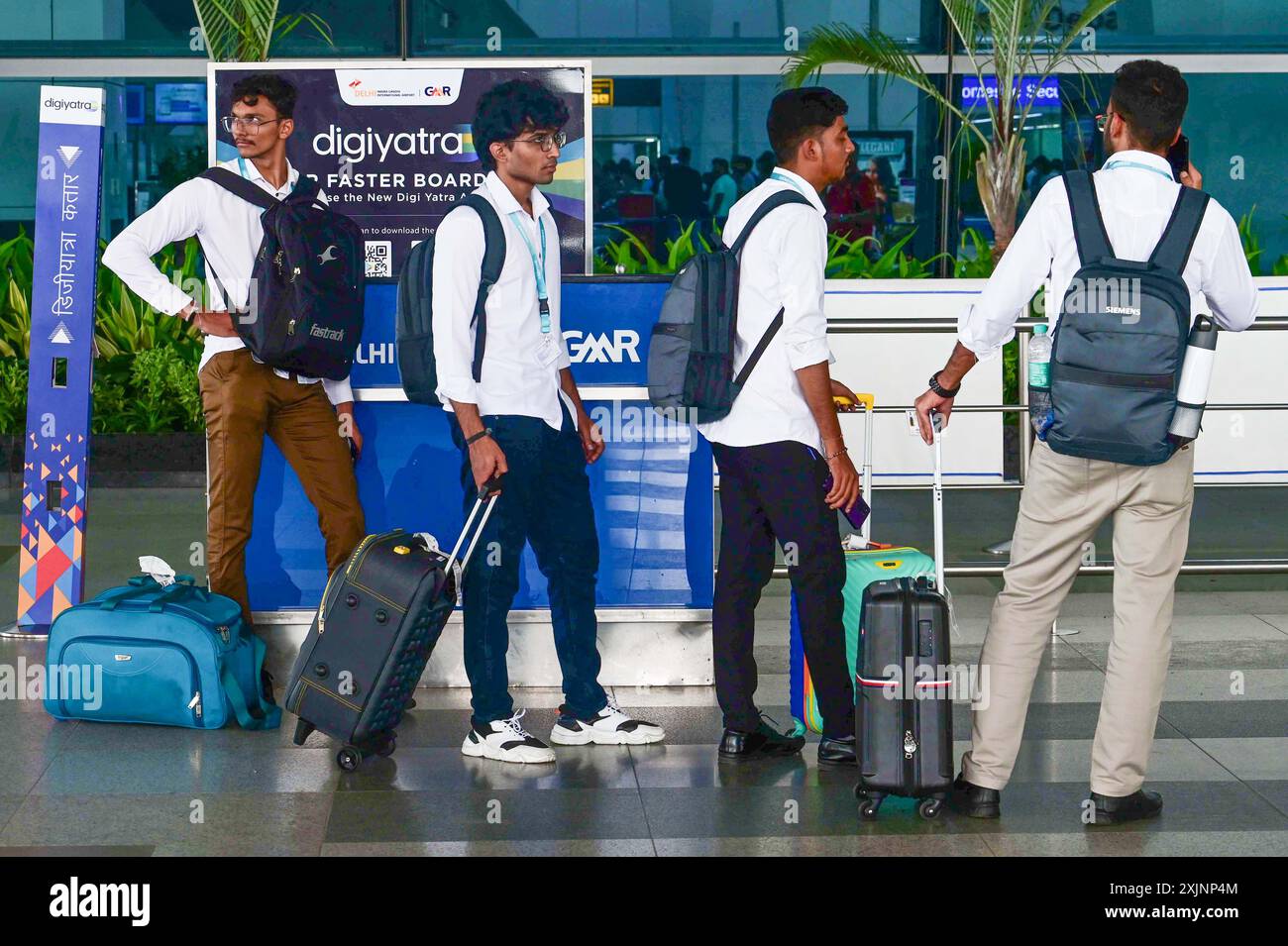 New Delhi, Inde. 19 juillet 2024. NEW DELHI, INDE - 19 JUILLET : des passagers vus en attente après une perturbation majeure des services cloud de Microsoft Corp. ont provoqué de nombreux retards et annulations de vols à l'aéroport T3 IGI le 19 juillet 2024 à New Delhi, en Inde. (Photo de Vipin Kumar/Hindustan Times/Sipa USA) crédit : Sipa USA/Alamy Live News Banque D'Images