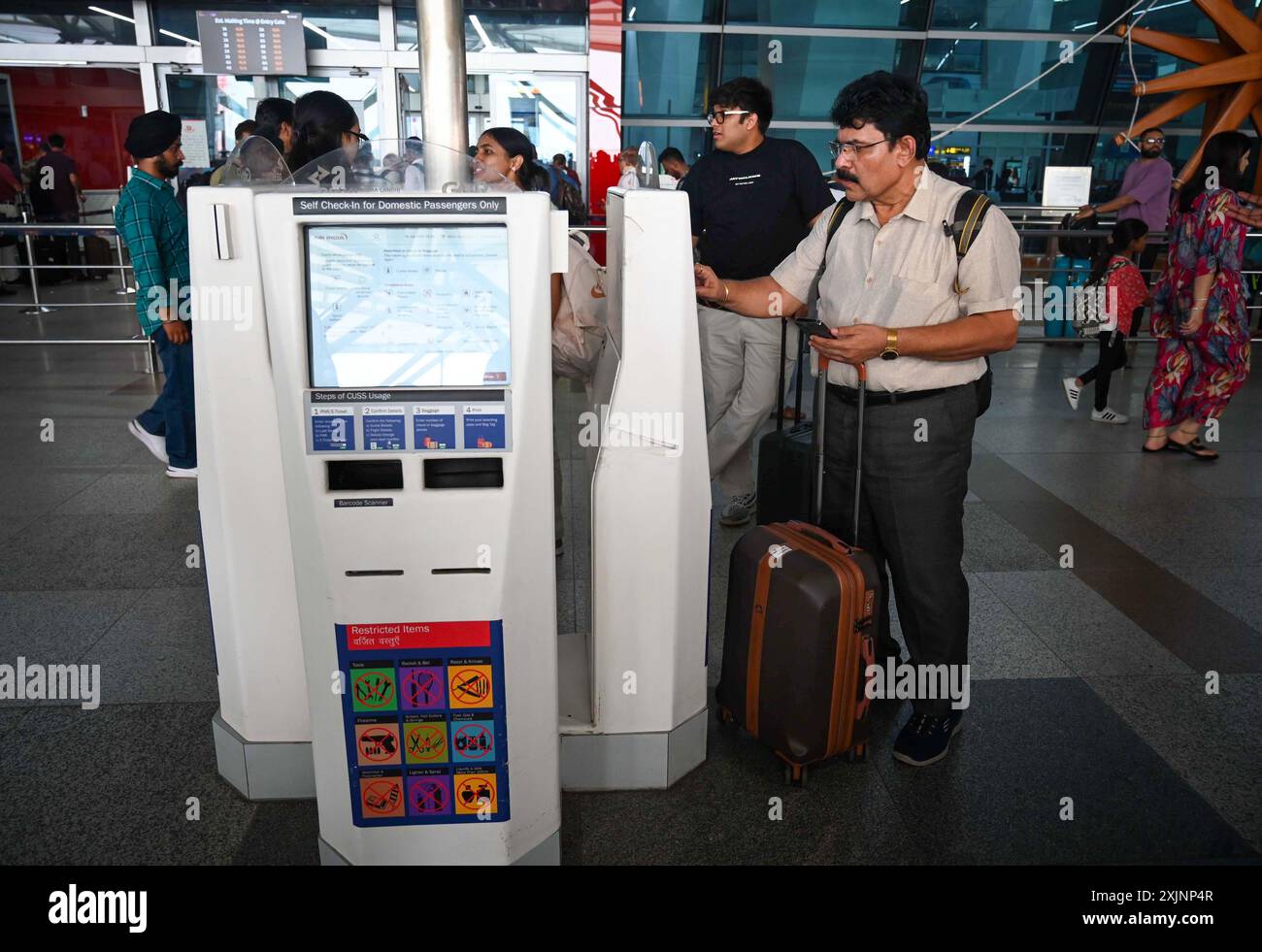 New Delhi, Inde. 19 juillet 2024. NEW DELHI, INDE - 19 JUILLET : des passagers vus en attente après une perturbation majeure des services cloud de Microsoft Corp. ont provoqué de nombreux retards et annulations de vols à l'aéroport T3 IGI le 19 juillet 2024 à New Delhi, en Inde. (Photo de Vipin Kumar/Hindustan Times/Sipa USA) crédit : Sipa USA/Alamy Live News Banque D'Images