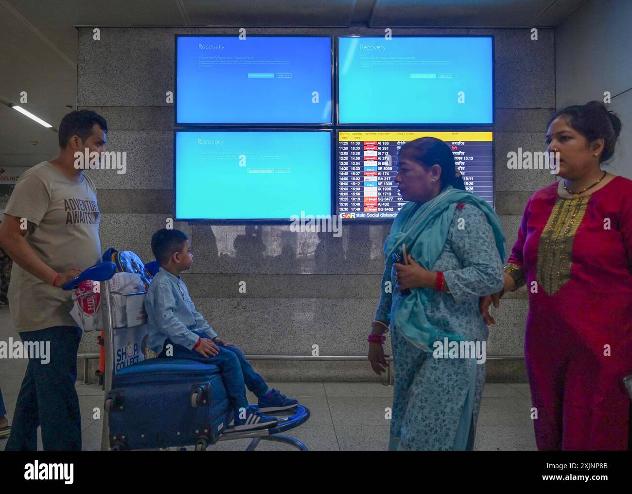 New Delhi, Inde. 19 juillet 2024. NEW DELHI, INDE - 19 JUILLET : des passagers vus en attente après une perturbation majeure des services cloud de Microsoft Corp. ont provoqué de nombreux retards et annulations de vols à l'aéroport T3 IGI le 19 juillet 2024 à New Delhi, en Inde. (Photo de Vipin Kumar/Hindustan Times/Sipa USA) crédit : Sipa USA/Alamy Live News Banque D'Images