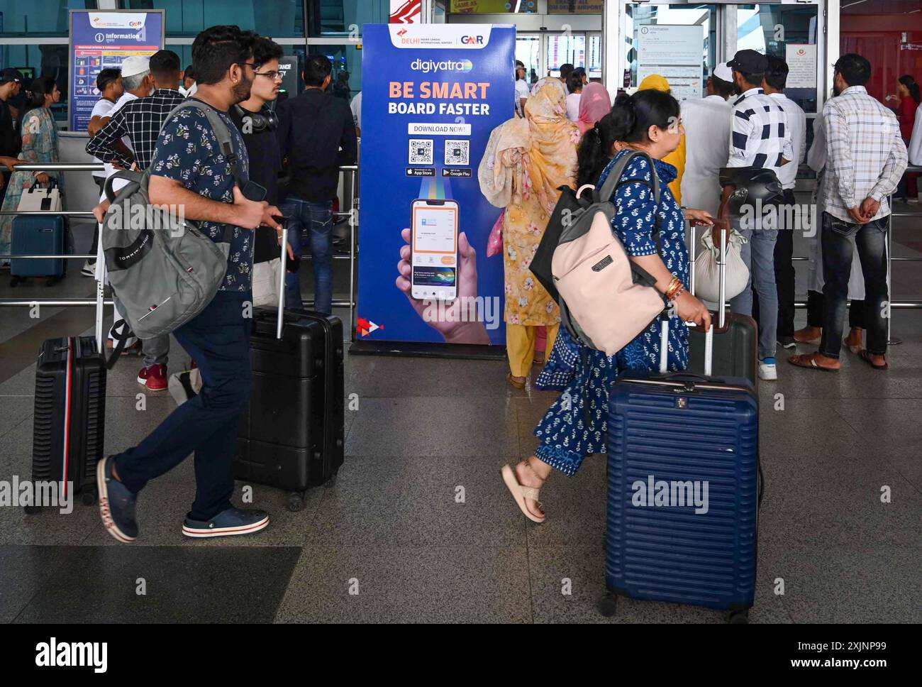 New Delhi, Inde. 19 juillet 2024. NEW DELHI, INDE - 19 JUILLET : des passagers vus en attente après une perturbation majeure des services cloud de Microsoft Corp. ont provoqué de nombreux retards et annulations de vols à l'aéroport T3 IGI le 19 juillet 2024 à New Delhi, en Inde. (Photo de Vipin Kumar/Hindustan Times/Sipa USA) crédit : Sipa USA/Alamy Live News Banque D'Images