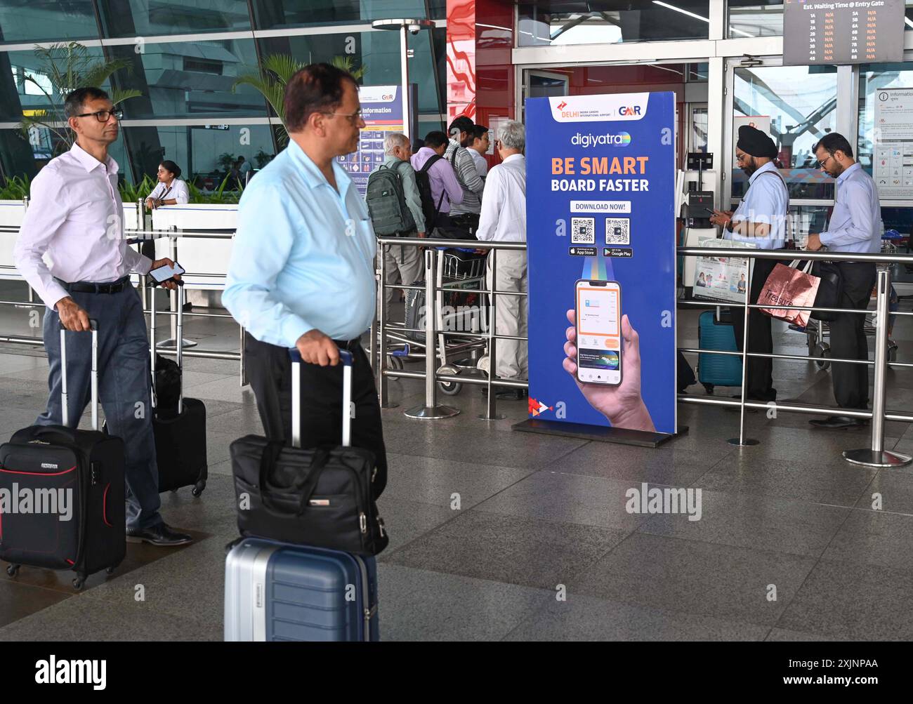 New Delhi, Inde. 19 juillet 2024. NEW DELHI, INDE - 19 JUILLET : des passagers vus en attente après une perturbation majeure des services cloud de Microsoft Corp. ont provoqué de nombreux retards et annulations de vols à l'aéroport T3 IGI le 19 juillet 2024 à New Delhi, en Inde. (Photo de Vipin Kumar/Hindustan Times/Sipa USA) crédit : Sipa USA/Alamy Live News Banque D'Images