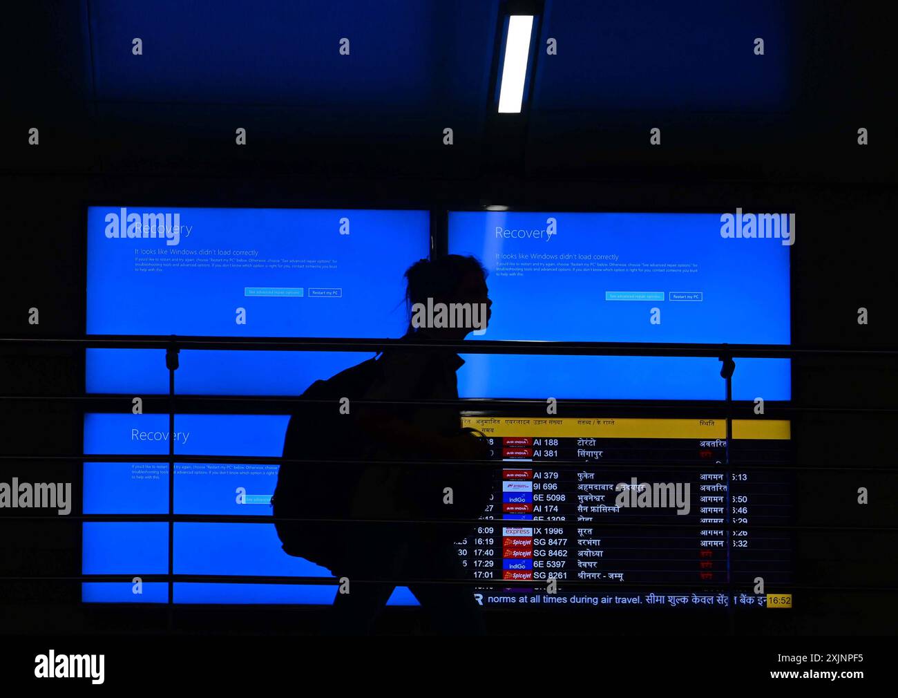 New Delhi, Inde. 19 juillet 2024. NEW DELHI, INDE - 19 JUILLET : des passagers vus en attente après une perturbation majeure des services cloud de Microsoft Corp. ont provoqué de nombreux retards et annulations de vols à l'aéroport T3 IGI le 19 juillet 2024 à New Delhi, en Inde. (Photo de Vipin Kumar/Hindustan Times/Sipa USA) crédit : Sipa USA/Alamy Live News Banque D'Images