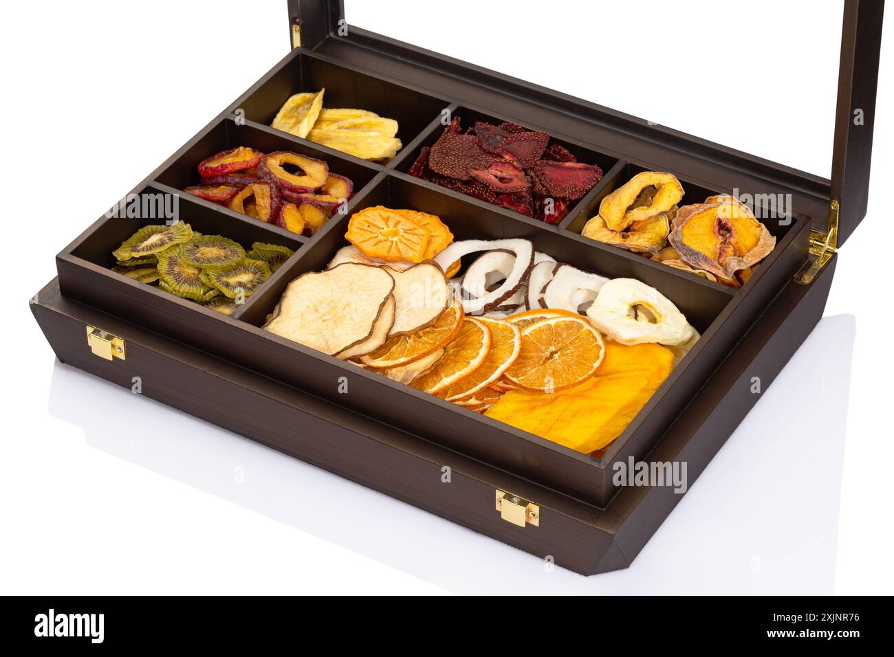 Assortiment de fruits secs dans une élégante boîte en bois, parfait pour les cadeaux. Banque D'Images