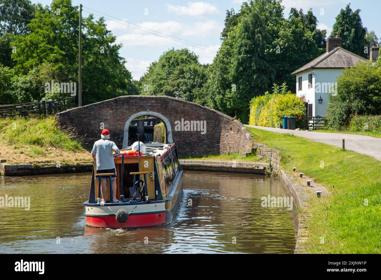 Le canal étroit approche Shadehouse et l'écluse Shadehouse près d'Alrewas sur le canal Trent et Mersey Banque D'Images