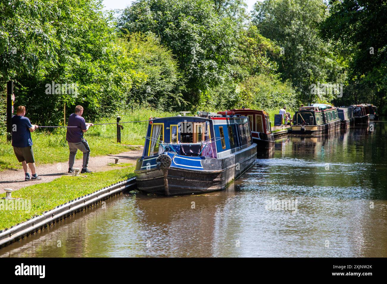 Des bateaux étroits amarrés sur le canal de Coventry approchant de Fradley Junction Staffordshire Banque D'Images